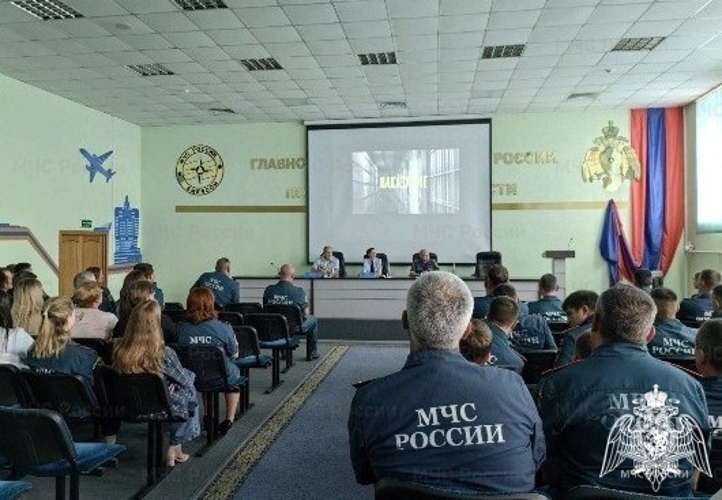 Сотрудница Росгвардии рассказала личному составу МЧС о правилах обращения с оружием