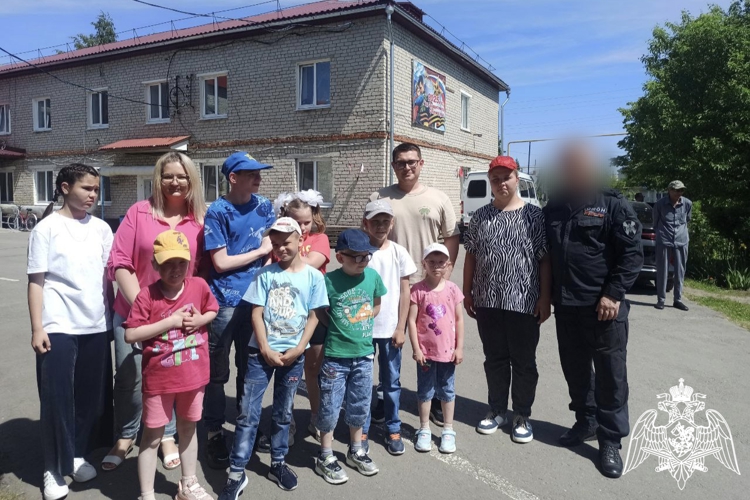 Офицер Росгвардии поздравил воспитанников ульяновского детского дома с Днем защиты детей