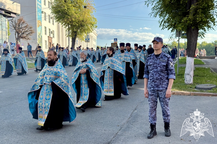 Сотрудники Росгвардии обеспечили безопасность во время крестного хода 