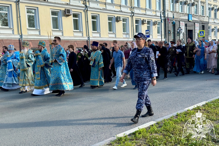 Сотрудники Росгвардии обеспечили безопасность во время крестного хода