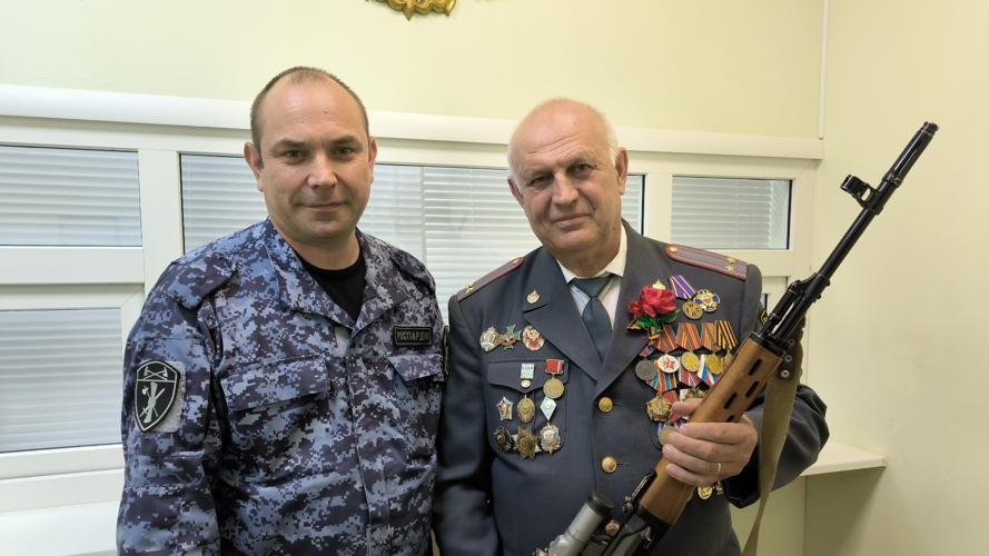В Ульяновске ветеран Росгвардии передал личное оружие для нужд СВО