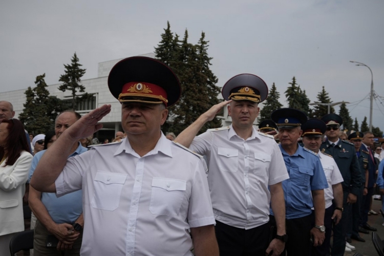  День России начальник Управления Росгвардии по Ульяновской области принял участие в торжественной церемонии поднятия флага страны