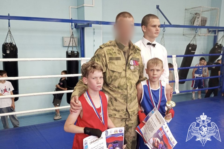 В Ульяновске сотрудники СОБР посетили юношеский турнир по боксу, приуроченный ко Дню России