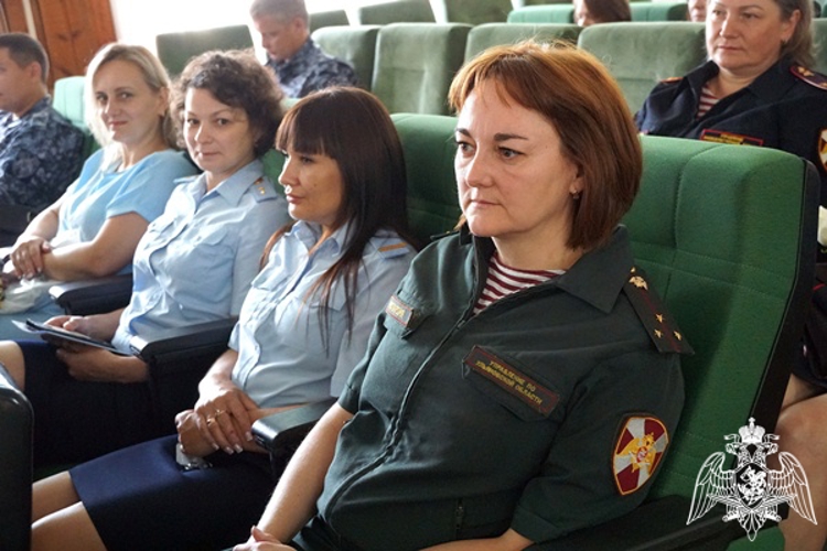 В Ульяновске начальник территориального управления Росгвардии поздравил экономистов и юристов с профессиональным праздником