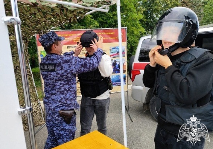 В День молодежи ульяновские росгвардейцы организовали профориентационную площадку