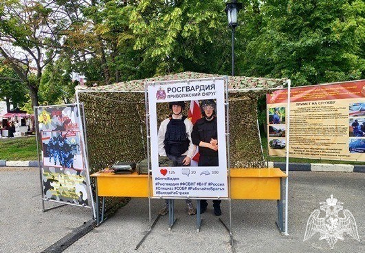 В День молодежи ульяновские росгвардейцы организовали профориентационную площадку