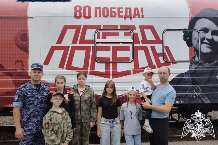 В Ульяновске росгвардейцы посетили передвижную выставку «Поезд Победы»