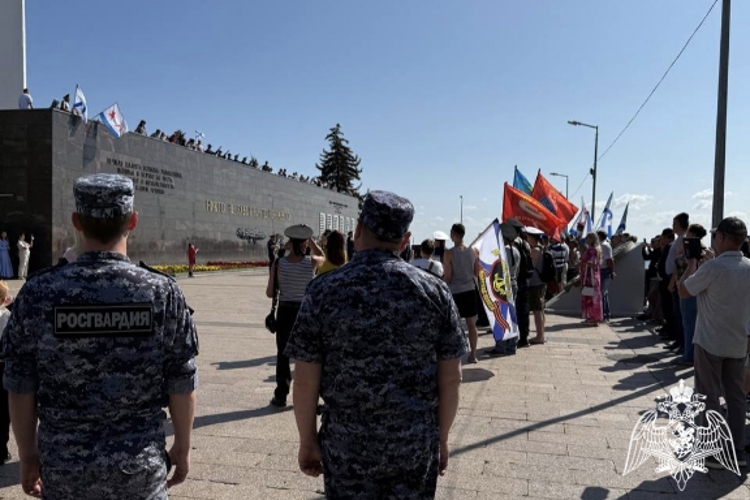 Сотрудники Росгвардии обеспечили общественный порядок в День Военно-морского флота в Ульяновске