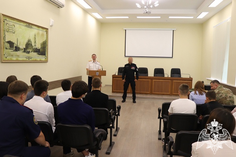 Офицер СОБР «Пламя» провел урок мужества для молодых следователей и студентов