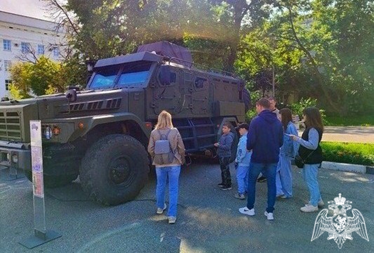 В День молодежи ульяновские росгвардейцы организовали профориентационную площадку