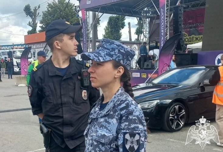 Сотрудники Росгвардии приняли участие в обеспечении общественного порядка на дрифт-шоу в Ульяновске 