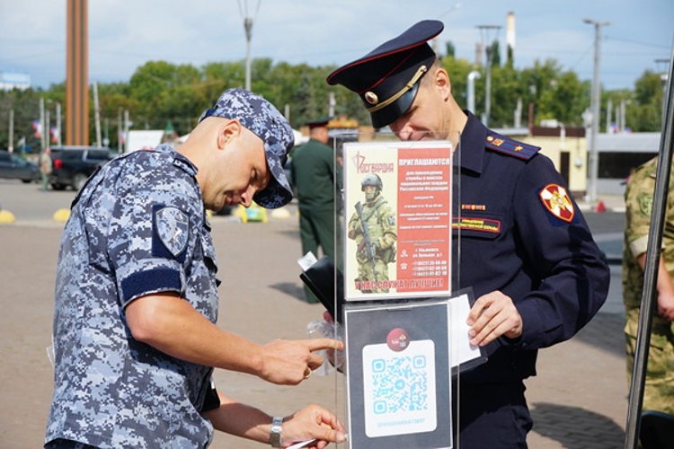 В Ульяновске мобильный агитационный пункт проинформировал о службе в Росгвардии