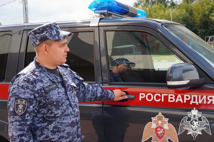 За одни сутки сотрудникам Росгвардии пришлось дважды задерживать жительницу Владивостока за устроенный дебош