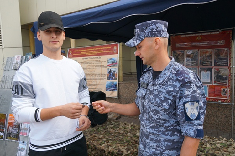 В Ульяновске мобильный агитационный пункт проинформировал о службе в Росгвардии