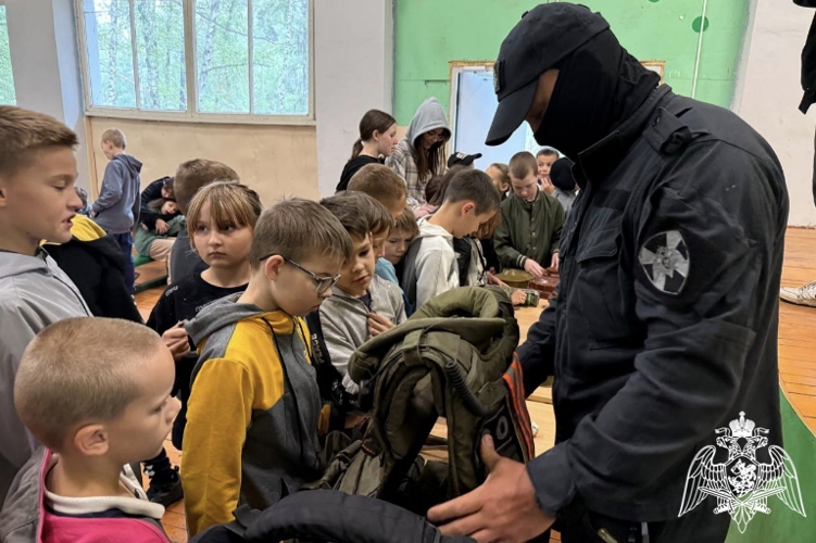 В Ульяновске сотрудники СОБР «Пламя» провели урок мужества для воспитанников детского лагеря