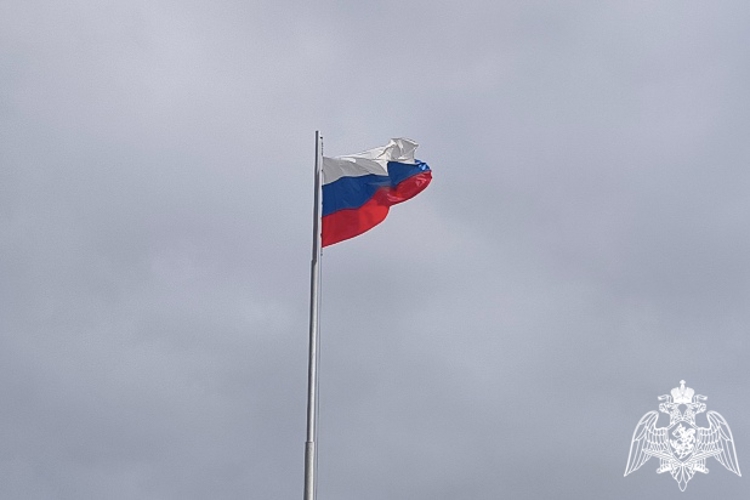 Начальник Управления Росгвардии по Ульяновской области принял участие в торжественной церемонии поднятия государственного флага
