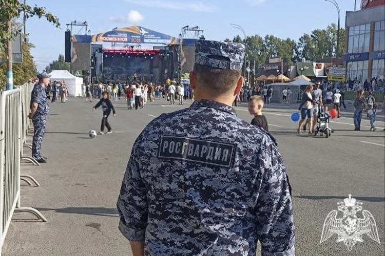 Росгвардейцы обеспечили безопасность на праздновании Дня Воздушного флота в Ульяновске