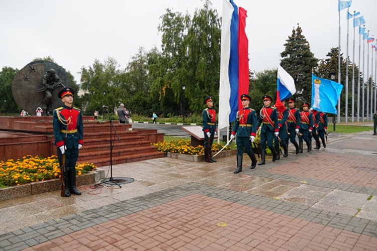 В День солидарности в борьбе с терроризмом ульяновские росгвардейцы возложили цветы к памятнику Дмитрию Разумовскому