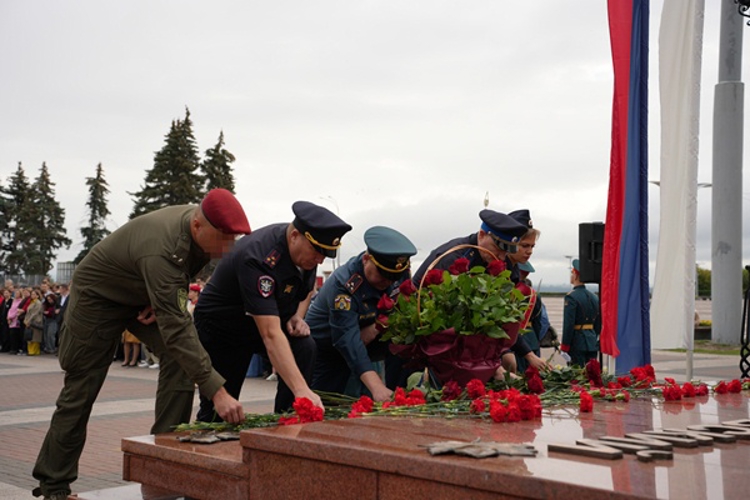В День солидарности в борьбе с терроризмом ульяновские росгвардейцы возложили цветы к памятнику Дмитрию Разумовскому