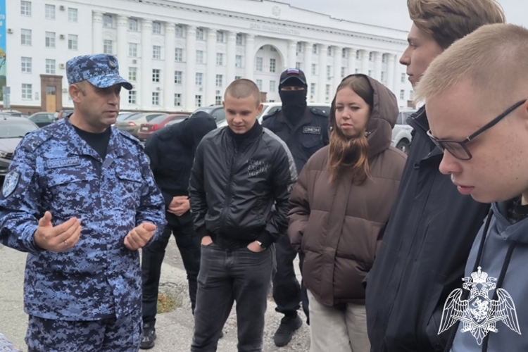 В Ульяновске росгвардейцы развернули работу агитационного пункта