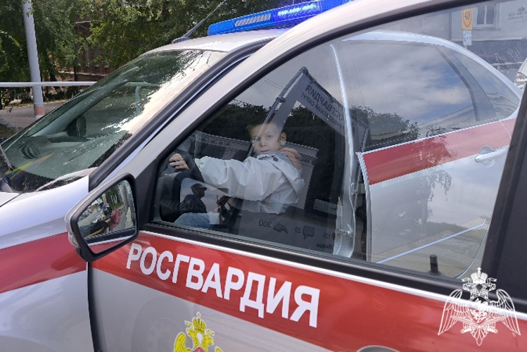 В Ульяновске росгвардейцы развернули работу агитационного пункта