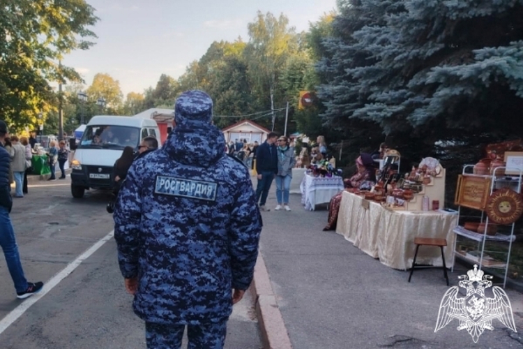 Сотрудники Росгвардии обеспечили безопасность в День города Ульяновска