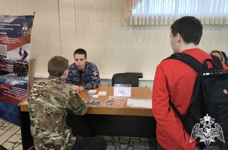 В Ульяновске сотрудники Росгвардии рассказали о службе на городской ярмарке вакансий