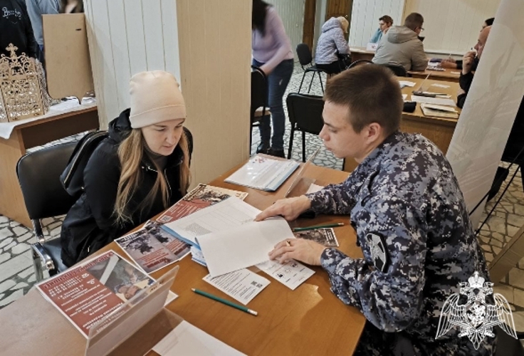 В Ульяновске сотрудники Росгвардии рассказали о службе на городской ярмарке вакансий