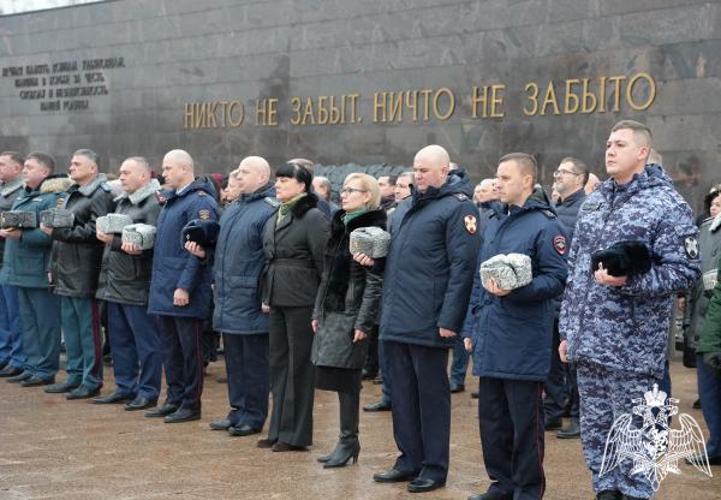 В Ульяновске росгвардейцы почтили память павших воинов, чьи имена остались неизвестны