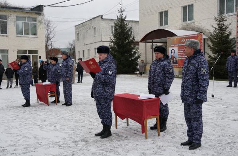 В Ульяновске в канун Дня конституции молодые росгвардейцы поклялились на верность Отечеству