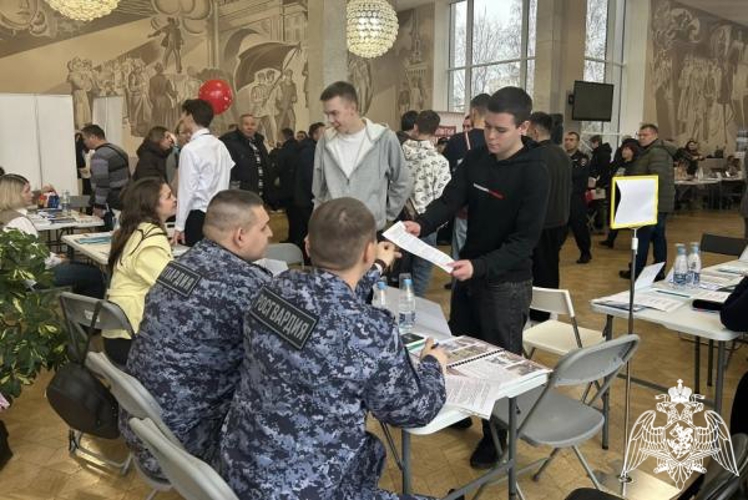 В Ульяновске росгвардейцы рассказали о вакансиях на ярмарке возможностей «Работа России»
