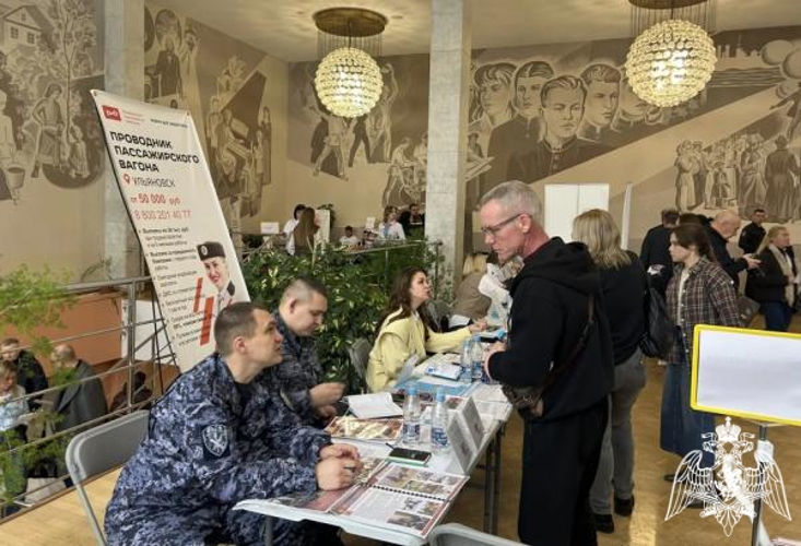 В Ульяновске росгвардейцы рассказали о вакансиях на ярмарке возможностей «Работа России»