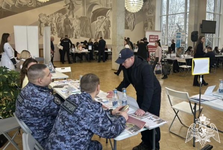 В Ульяновске росгвардейцы рассказали о вакансиях на ярмарке возможностей «Работа России»