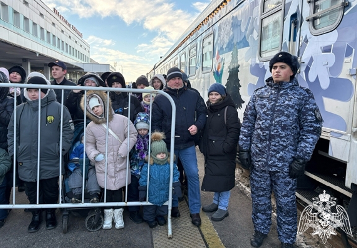 Ульяновские росгвардейцы встретили поезд Деда Мороза 