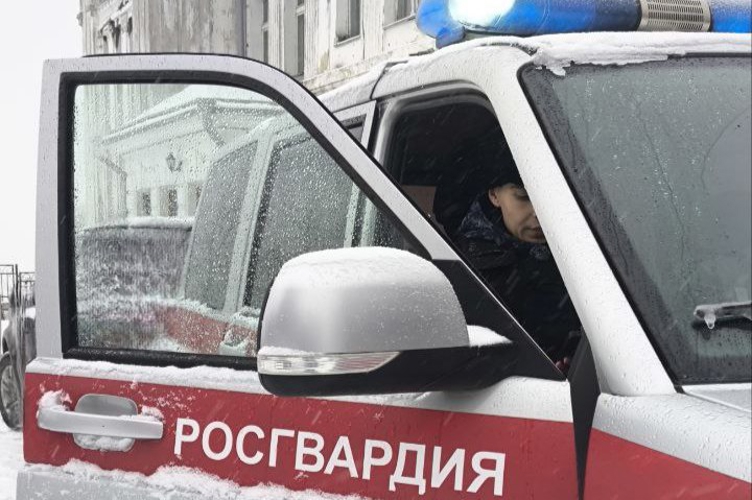 Росгвардейцы задержали нетрезвого ульяновца, пытавшегося проникнуть в учебное заведение