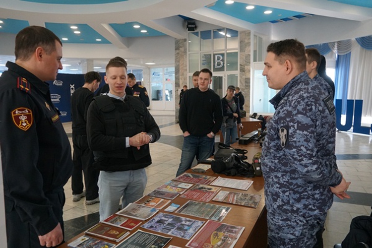 Ульяновские росгвардейцы провели урок мужества для студентов Политеха