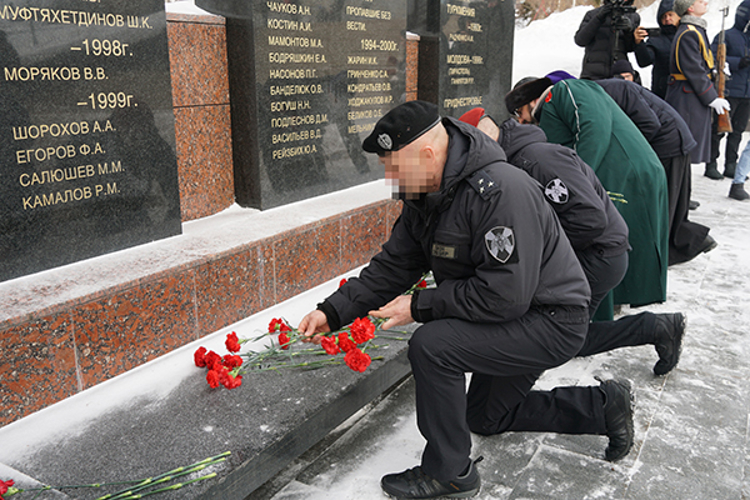 Ульяновские росгвардейцы почтили память героев в День защитника Отечества