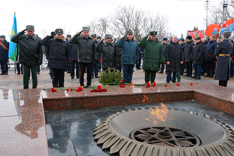 Ульяновские росгвардейцы почтили память героев в День защитника Отечества