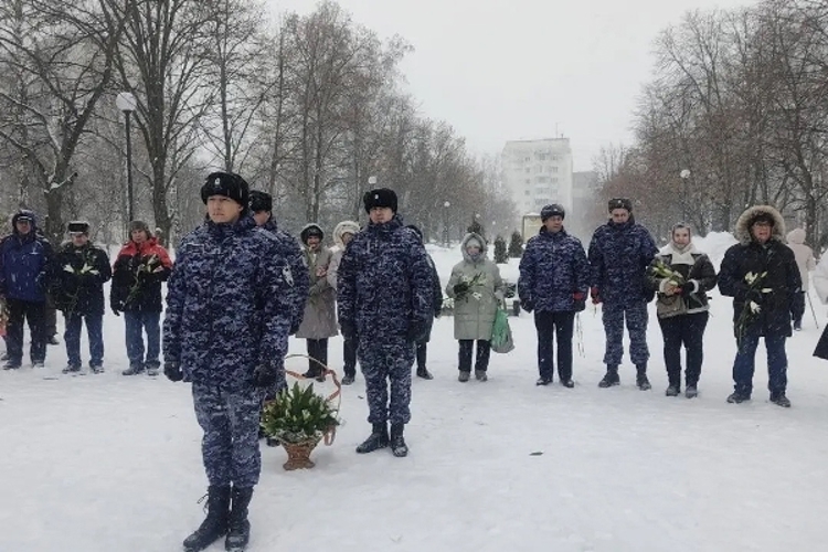 Ульяновские росгвардейцы почтили память героев в День защитника Отечества