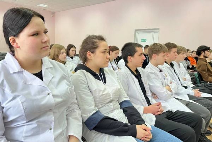 «Диалоги с Героями»: сотрудник Росгвардии провел встречу со студентами ульяновского техникума