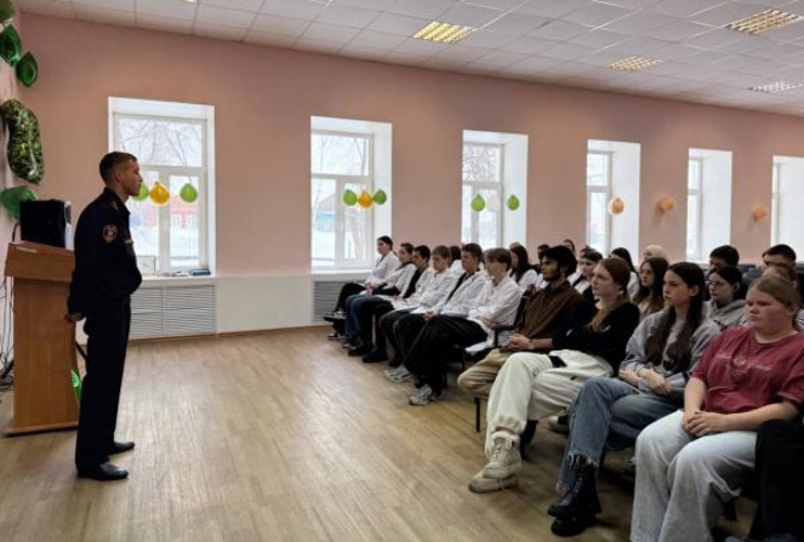 «Диалоги с Героями»: сотрудник Росгвардии провел встречу со студентами ульяновского техникума