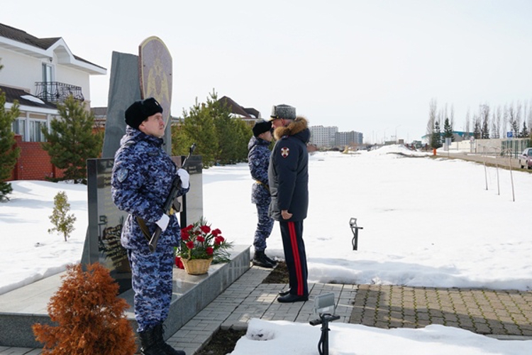 В день войск национальной гвардии ульяновские росгвардейцы почтили память павших героев правопорядка 