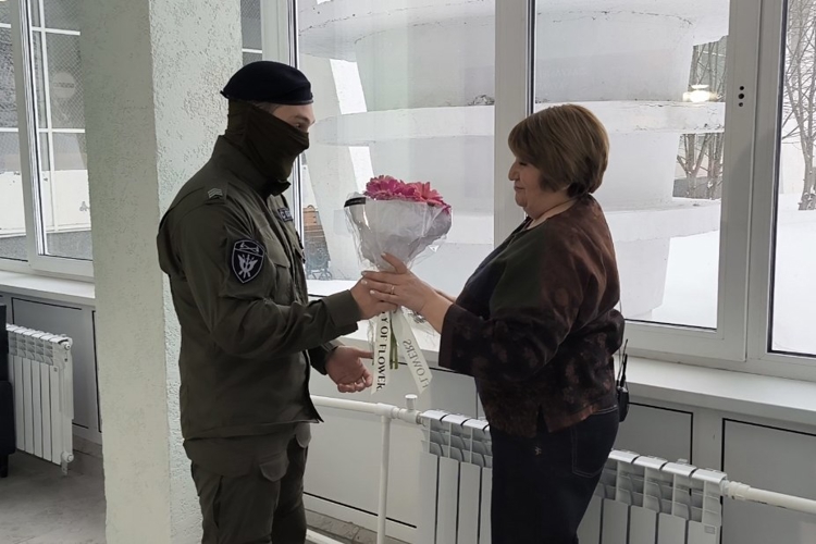 Наставник, вдохновивший на подвиг: сотрудник СОБР «Пламя» поздравил педагога с 8 Марта