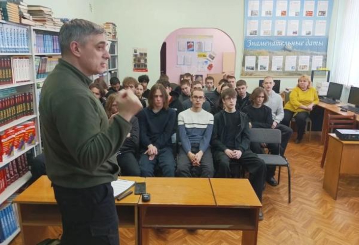 В Ульяновске ветеран Росгвардии провел урок мужества в память о героях локального конфликта в Чеченской Республике