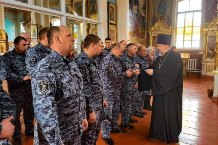 Перед Великой Пасхой для сотрудников Росгвардии состоялось богослужение в одном из старейших сохранившихся деревянных храмов Симбирской митрополии