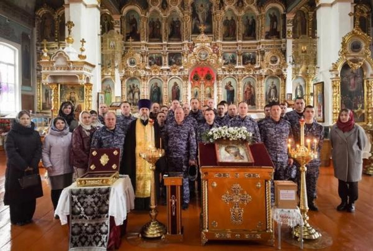 Перед Великой Пасхой для сотрудников Росгвардии состоялось богослужение в одном из старейших сохранившихся деревянных храмов Симбирской митрополии
