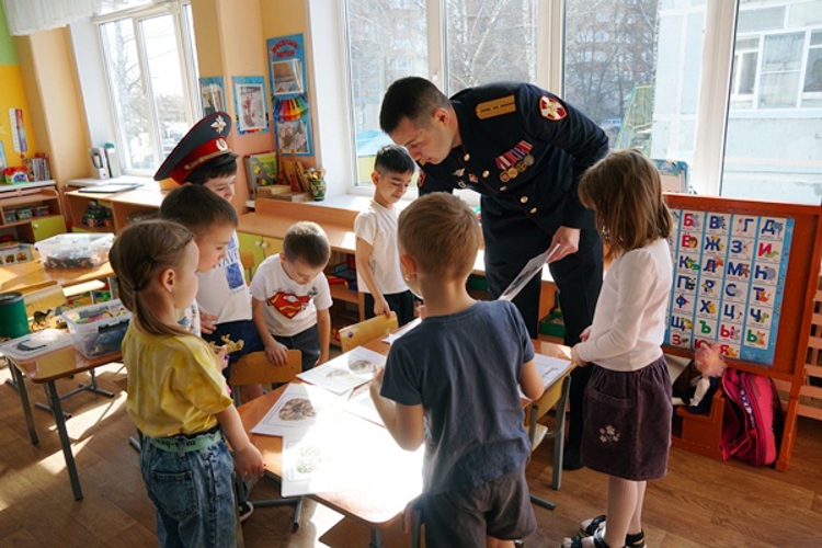 Ульяновский росгвардеец рассказал детсадовцам о службе в ведомстве