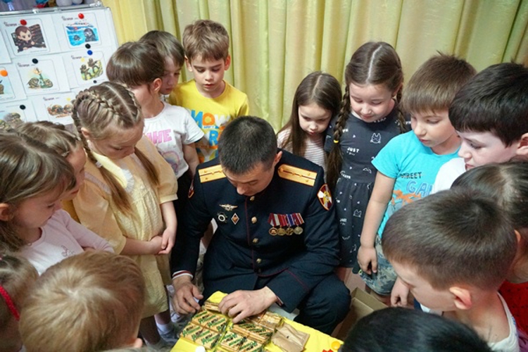 Ульяновский росгвардеец рассказал детсадовцам о службе в ведомстве