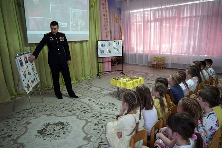Ульяновский росгвардеец рассказал детсадовцам о службе в ведомстве