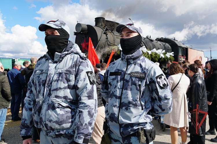 В Ульяновской области сотрудники Росгвардии обеспечили безопасность во время прибытия легендарного состава «Паровоз Победы»